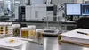 Um laboratório federal analisa compostos concentrados derivados de plantas ao lado de documentos de políticas públicas.