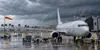 Mga komersyal na pampasaherong jet at mga ground crew sa isang paliparan sa Gulf Coast sa ilalim ng paparating na mga ulap ng bagyo