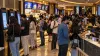 Espectadores a comprar bilhetes antecipadamente num cinema indiano moderno antes do lançamento de um grande filme