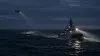Uma embarcação de resgate e um helicóptero vasculham o Oceano Atlântico escuro ao amanhecer numa imagem editorial fotorrealista.