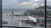 Vista ilustrativa de uma aeronave de passageiros genérica num grande terminal do aeroporto de Mumbai em processo de revitalização