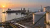 Tanques de armazenamento de petróleo, oleodutos e um navio-tanque num terminal costeiro de exportação.