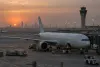 Isang pampasaherong eroplano na walang tatak ang nakaparada sa isang modernong apron sa paliparan sa lugar ng Riyadh noong dapit-hapon