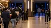 Uma sala de cinema está lotada, enquanto apenas alguns espectadores entram noutra.