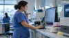 Um pediatra a analisar os resultados de exames respiratórios num laboratório hospitalar durante a época da gripe