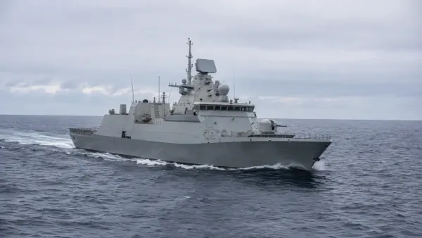 Fragata naval moderna sin distintivos navegando por el Atlántico Norte bajo un cielo nublado a plena luz del día