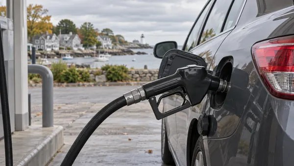 Bocal de abastecimento de gasolina sem marca para um automóvel de passageiros num posto de abastecimento da Nova Inglaterra