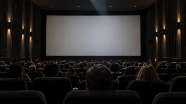 Público sentado en una sala de cine sin logotipo antes de la proyección de un documental