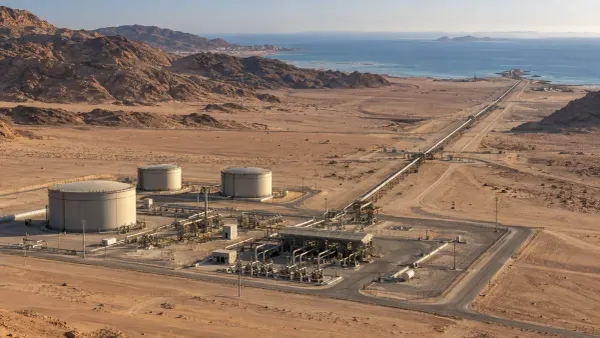 Vista aérea genérica de un oleoducto y una estación de bombeo que atraviesan un desierto saudita en dirección al mar Rojo