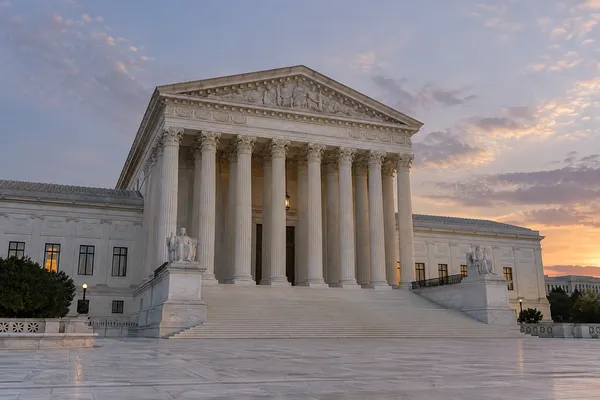 Imagem editorial gerada por IA do edifício do Supremo Tribunal dos EUA ao entardecer; ela não retrata a sessão de 29 de setembro.