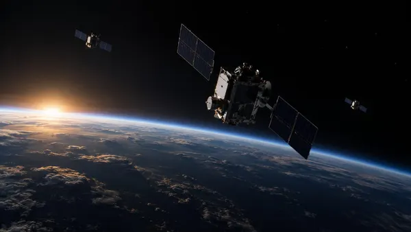 Satélites sin distintivos orbitan sobre el horizonte curvo de la Tierra en una sobria escena de defensa espacial.