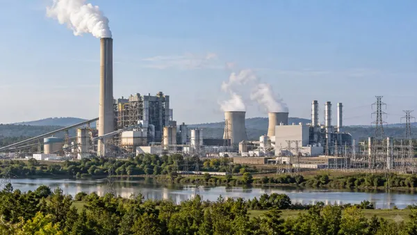 Um complexo genérico de geração de energia a carvão e gás natural junto a linhas de transmissão e a um rio