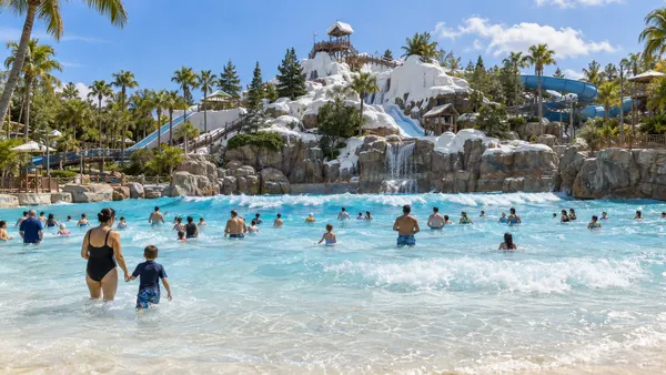 Famílias nadam num parque aquático genérico com o tema da neve na Flórida, sob um céu ensolarado.