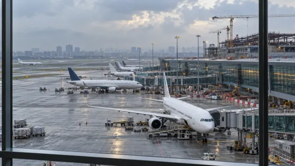 Vista ilustrativa de uma aeronave de passageiros genérica num grande terminal do aeroporto de Mumbai em processo de revitalização