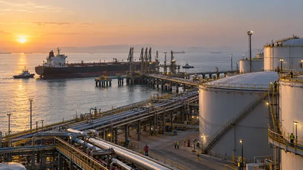Tanques de armazenamento de petróleo, oleodutos e um navio-tanque num terminal costeiro de exportação.