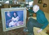 Fred Machetanz discusses his art in his Palmer home shortly
after his 90th birthday. Frontiersman file photo.