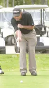 MATT TUNSETH/Frontiersman Billy Bomar works on the putting green
after the first round of the AMI/Lakeview King Crab Classic at
Settlers Bay Golf Course on Thursday. Bomar, the former Settler