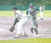 Alaska’s Chris Bydlon gets back to first base before the throw
during South’s 7-0 over the Alaska Road Warriors on Tuesday.
JEREMIAH BARTZ Frontiersman