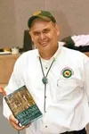 Tim Tingle, a Choctaw Indian, recently came to Goose Bay
Elementary School for a storytelling session. BOB
MARTINSON/Frontiersman