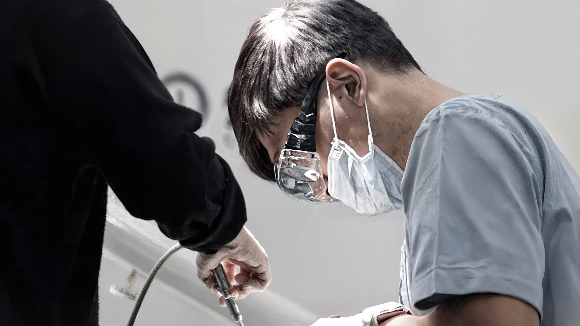 하이브릿지 참여병원 원데이치과의원의 김진환 원장의 진료 모습 