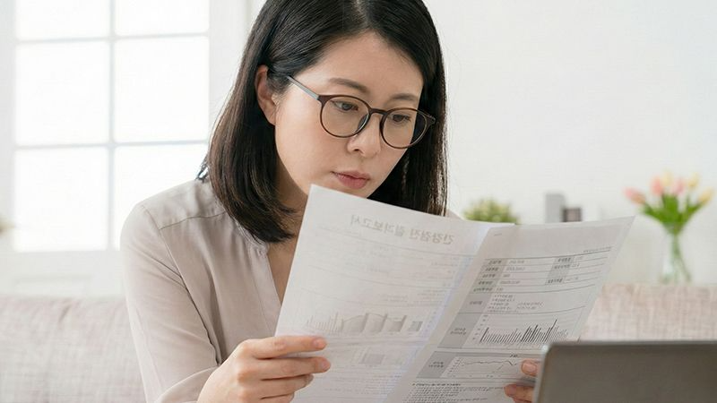 건강검진 결과지를 차분하게 확인하며 이해하는 모습