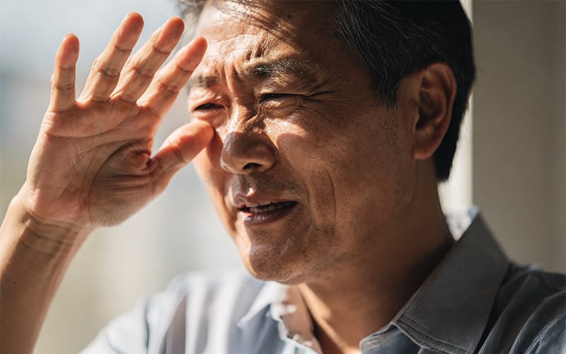 밝은 빛에 눈부셔하는 고령 환자의 이미지