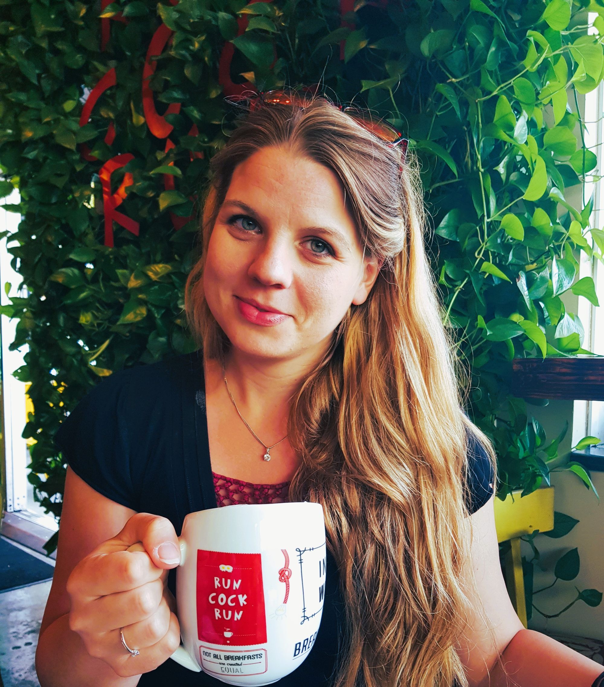 Einfach ich - Ivana Boscolo in einem Cafe mit einer Tasse Latte Macchiato