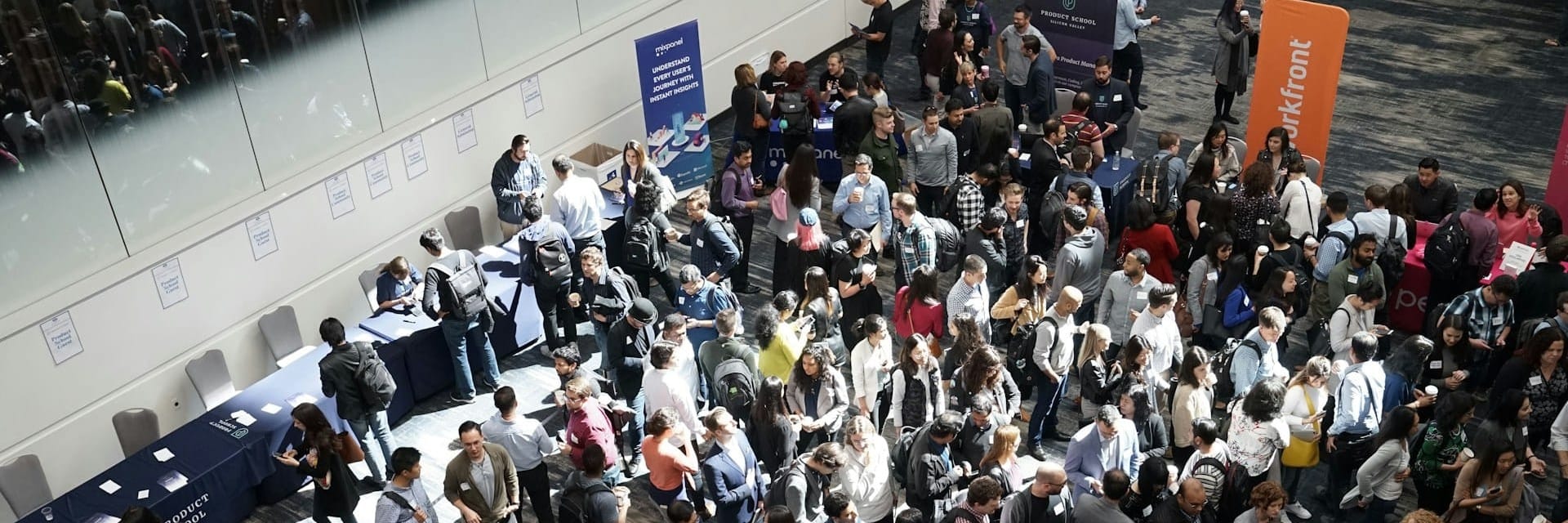 hôtesse d'accueil distribution badges