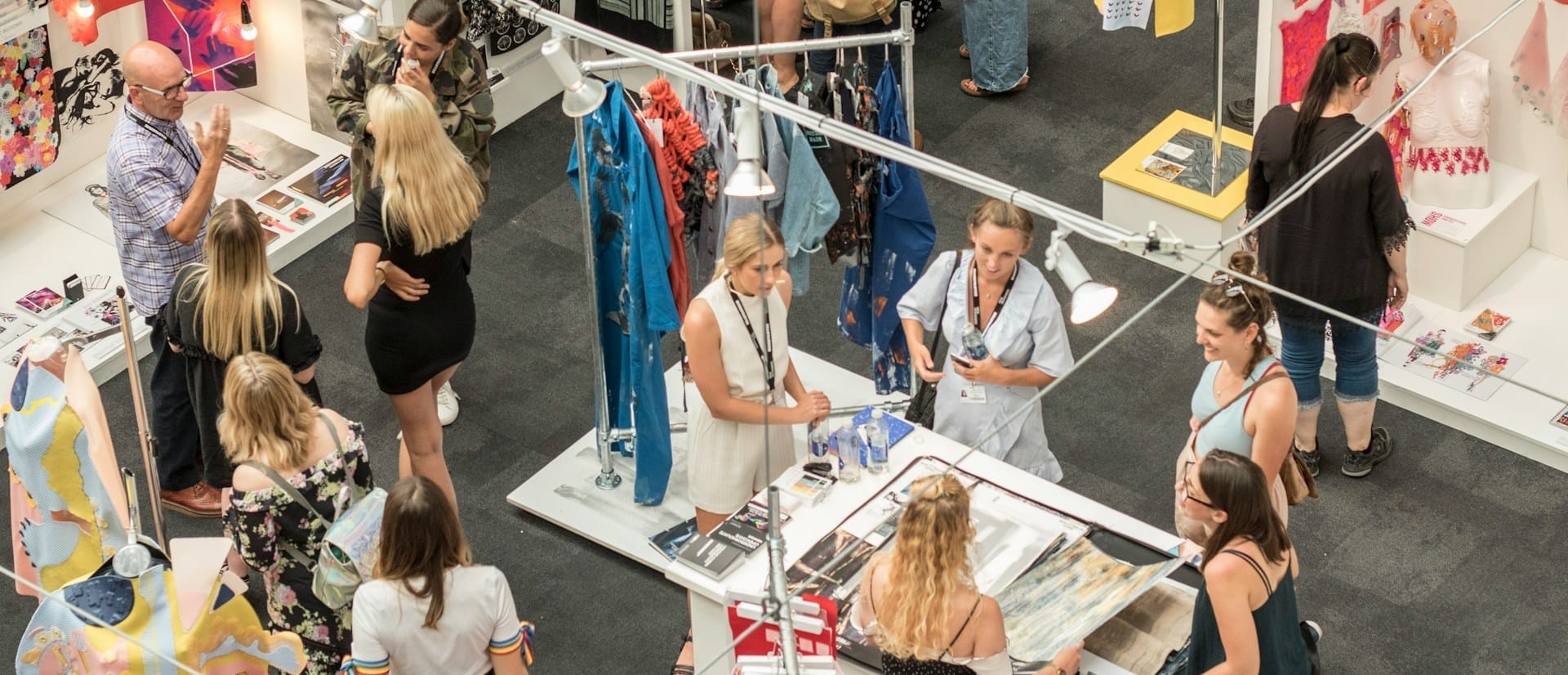 Hôtesse d'accueil stand salon