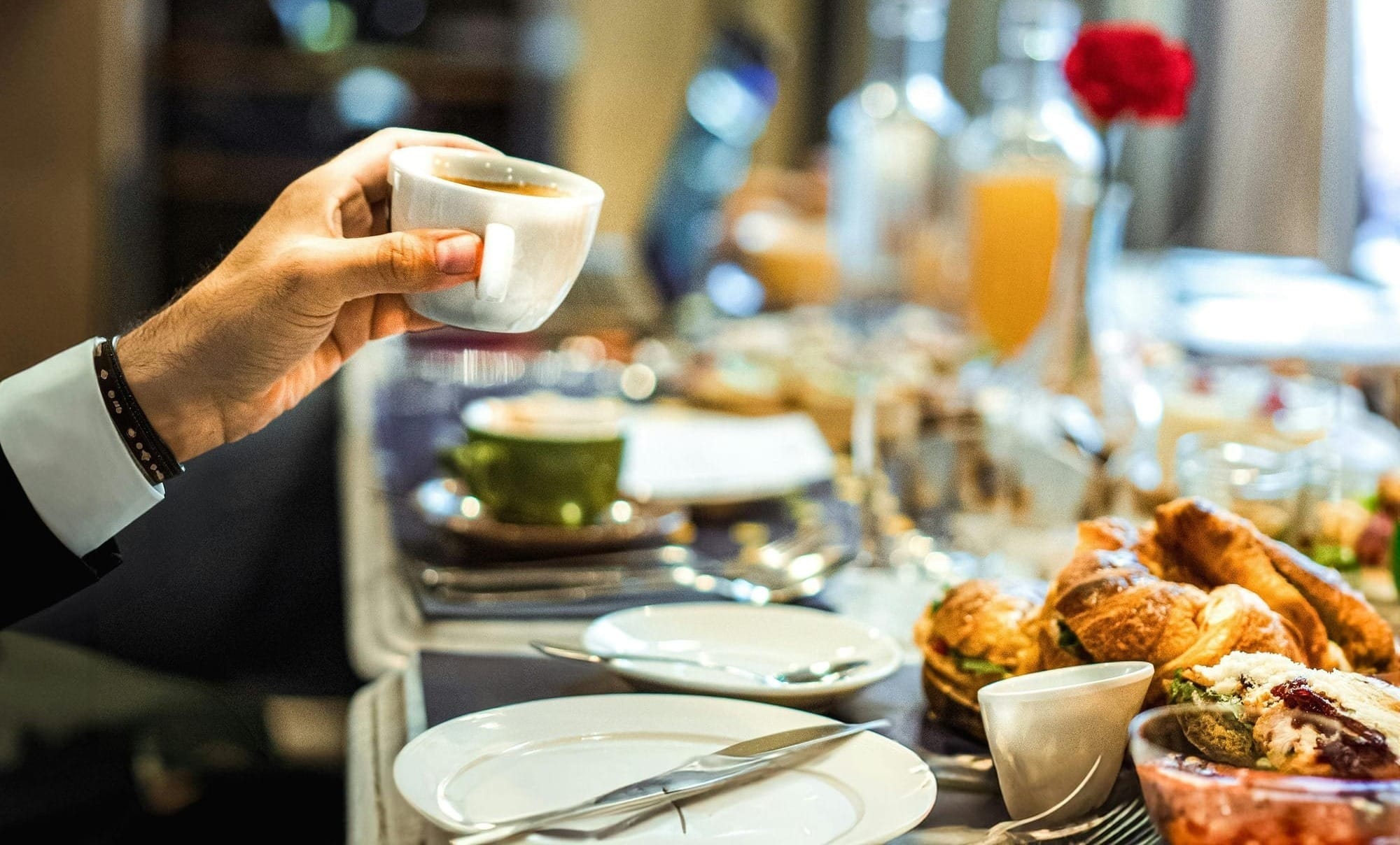 Viennoiseries et café servis petit déjeuner