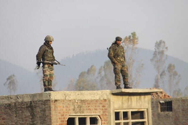 어둠이 깔려야 겨우 숨쉬는 땅