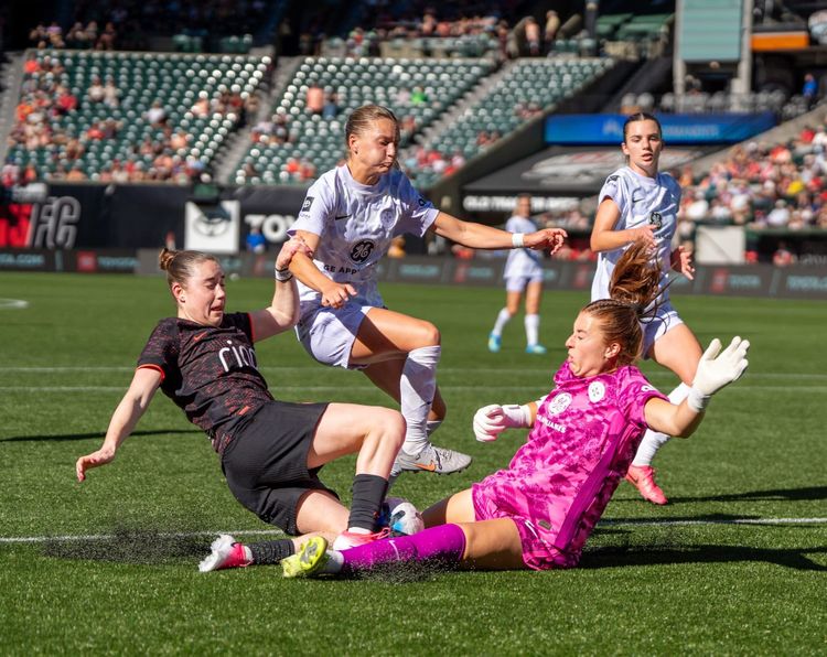 Portland Thorns Return from Summer Break with a Dominant 4-0 Victory Over Racing Louisville.