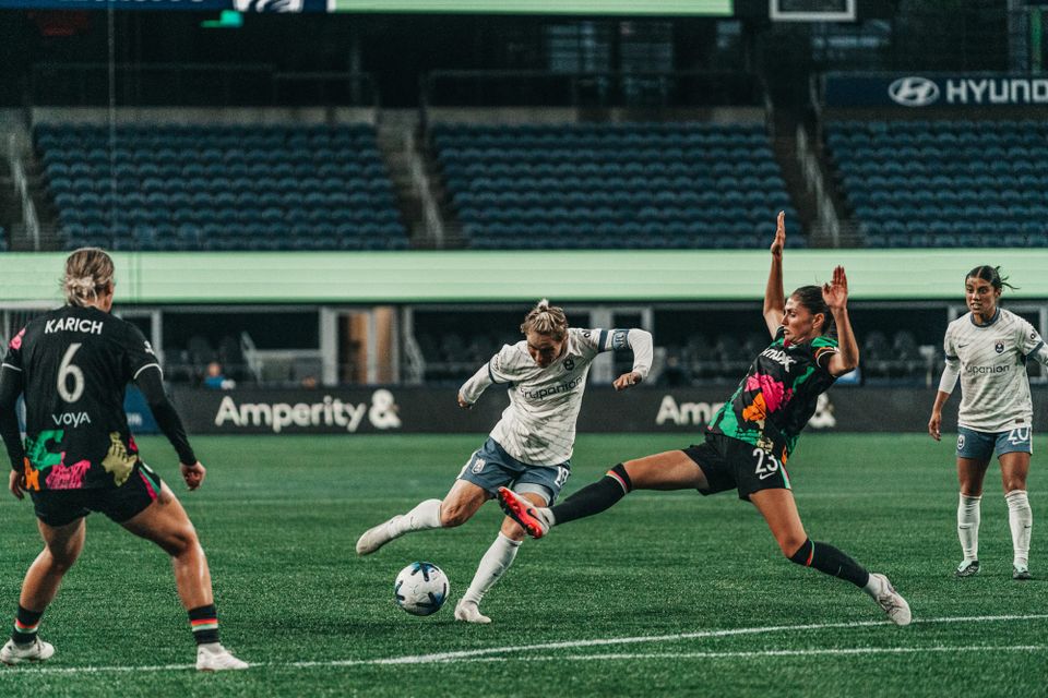 Jess Fishlock Brace Moves Seattle Reign to 40 Points