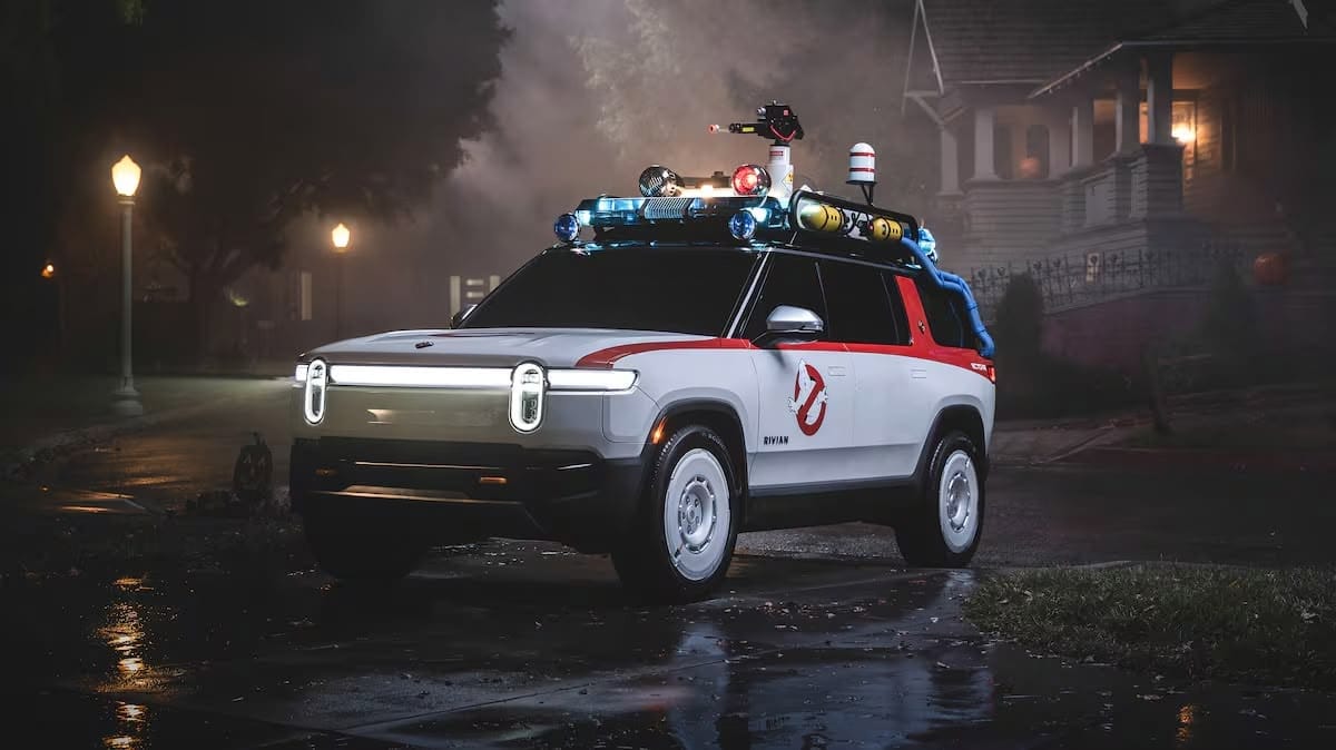 Rivian chama Bill Murray e transforma carros em Ecto‑1 por software