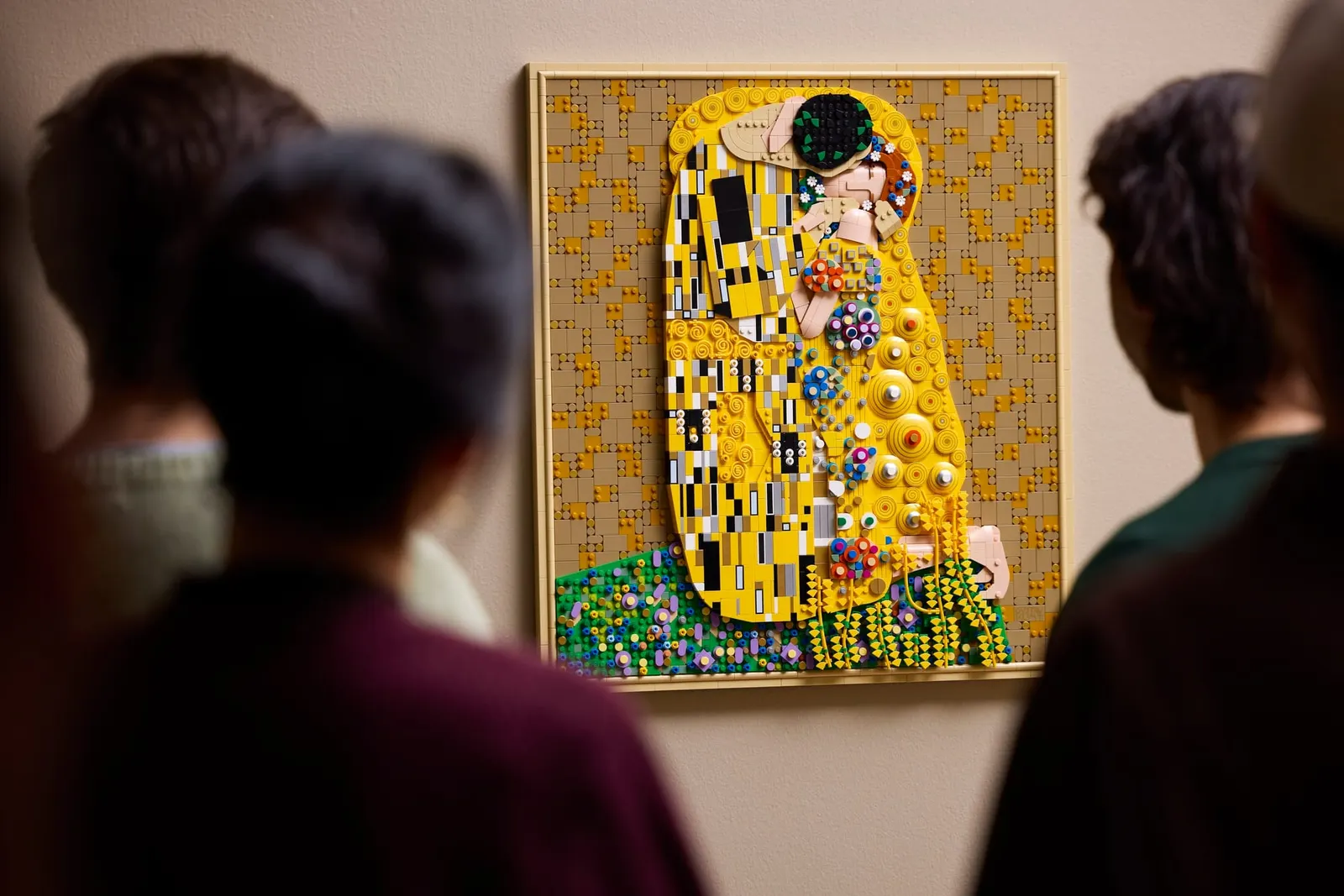 LEGO lança “O Beijo” de Klimt, seu maior set de arte, em collab com o Museu Belvedere