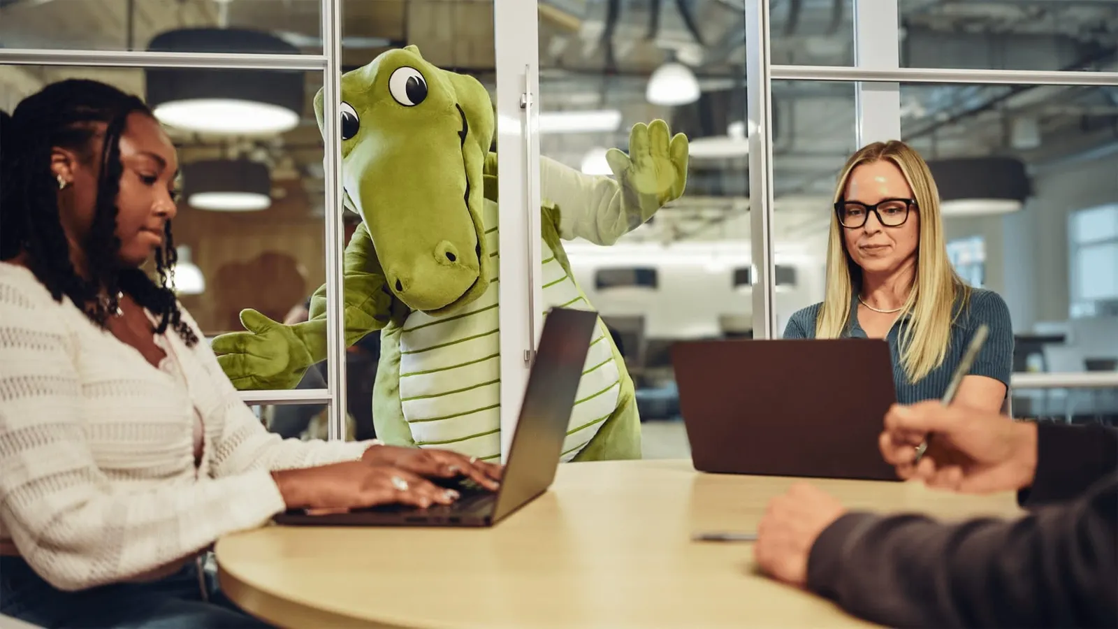 Crocs revela mascote e a CMO entrega o projeto: "propriedade intelectual escalável"