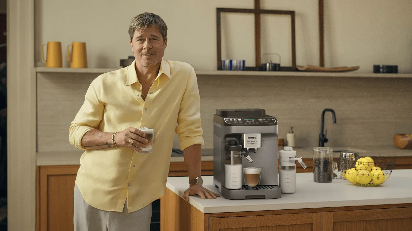 De’Longhi: Brad Pitt divide a casa com 16 cachorros em campanha dirigida por Spike Jonze