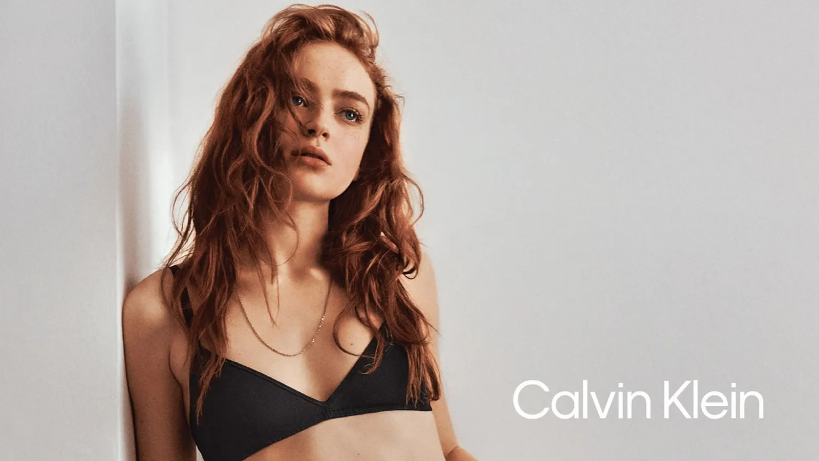 Sadie Sink estrela campanha da Calvin Klein com nostalgia dos anos 1990