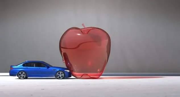 BMW em câmera lenta enfrenta maçã e balões gigantes