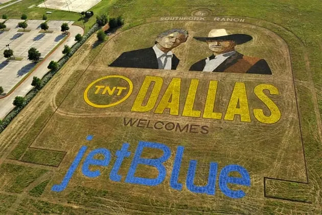 Instalação para ser vista do avião promove remake da série "Dallas"