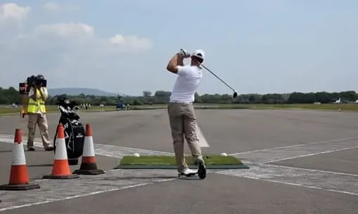 Mercedes-Benz vs. Bola de golf: Um desafio a 290 km/h
