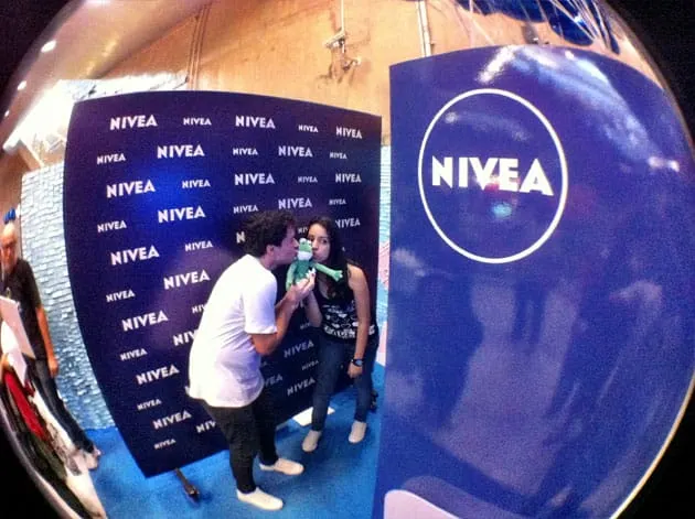 NIVEA: Vending machine com Kinect reconhece beijos no Dia dos Namorados