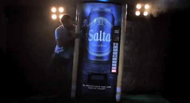 Salta Rugbeer: Uma vending machine que só funciona na porrada