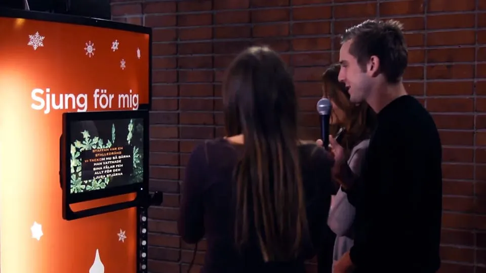Vending machine da Coca-Cola dá refrigerante para quem cantar música de Natal