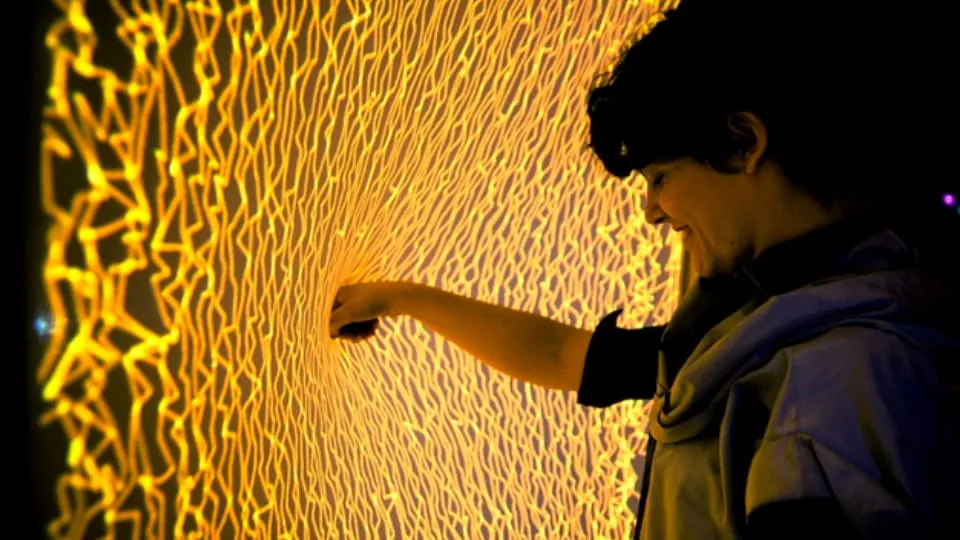 Instalação interativa Firewall: música e efeitos visuais com as mãos