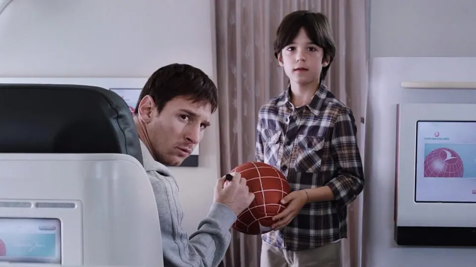 Lionel Messi e Kobe Bryant tentam impressionar um garoto durante vôo da Turkish Airlines