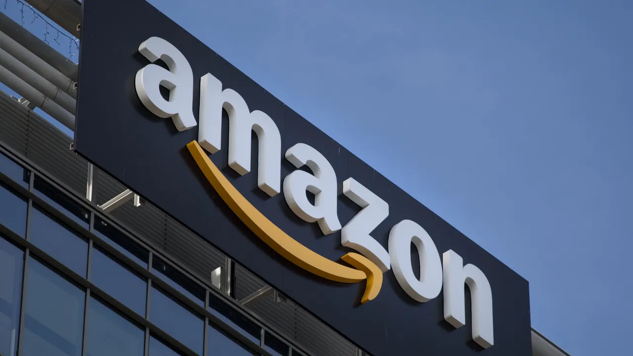 Ações da Amazon sobem 57% e empresa se aproxima do valor de mercado da Apple