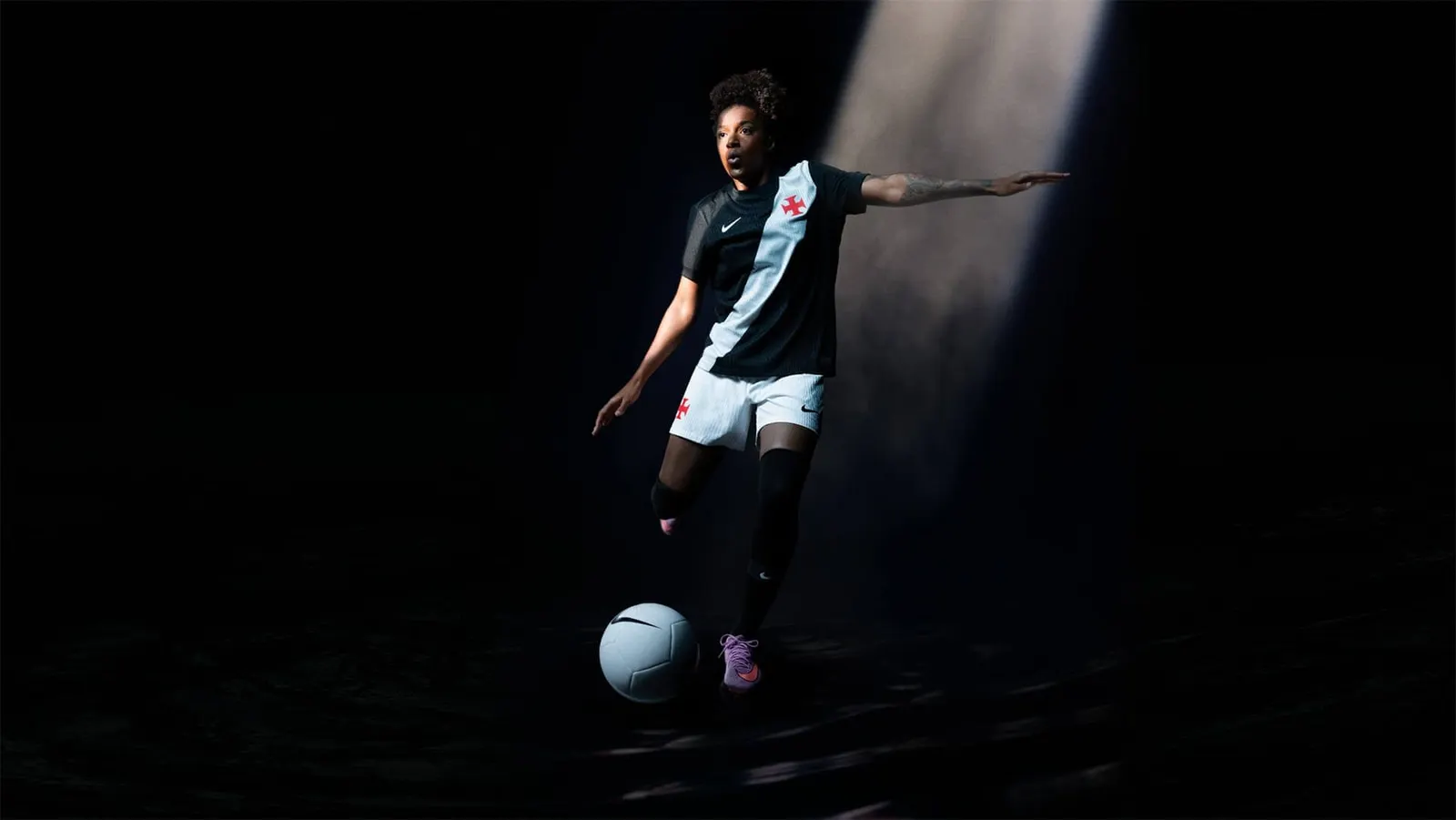 Nike e Vasco estreiam parceria com coleção que transforma faixa diagonal em onda