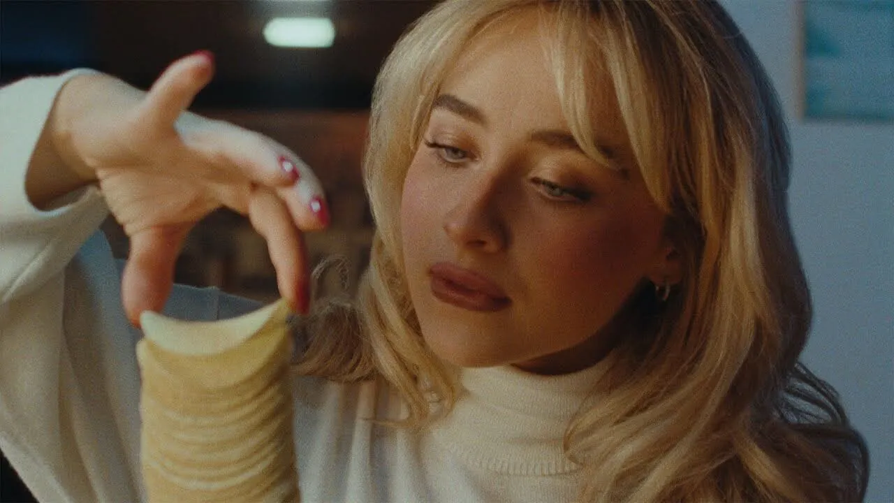 Super Bowl 2026: Sabrina Carpenter monta o namorado perfeito... e ele é feito de Pringles