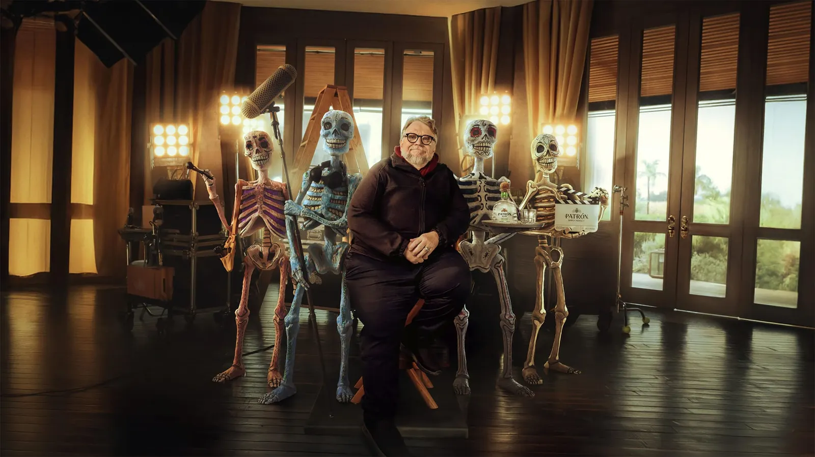 Guillermo del Toro dirige esqueletos para servir uma dose perfeita de Patrón